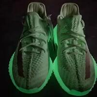 baru-adidas-x-yeezy-rilis-sneakers-glow-in-the-dark-gan