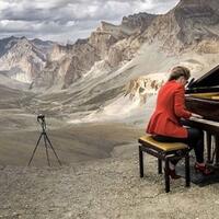 ekstrim--konser-grand-piano-di-gunung-himalaya