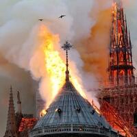 breaking-news-kebakaran-hebat-hancurkan-gereja-notre-dame-di-paris