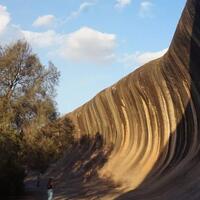 wave-rock-batuan-berlekuk-serupa-ombak-di-australia-barat