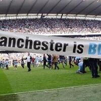 tak-lagi-merah-kini-manchester-berwarna-biru