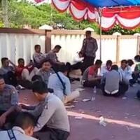 ratusan-polisi-protes-dan-bakar-ban-pertanyakan-honor-pemilu