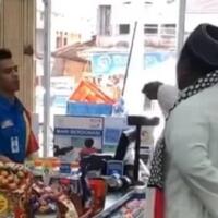 viral-sumbangan-rp-1000-pria-berbaju-putih-ini-marahi-karyawan-indomaret