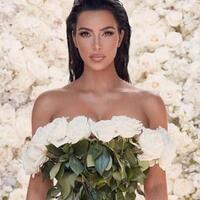 kim-kardashian-pakai-buket-bunga-mawar-asli-jadi-gaun