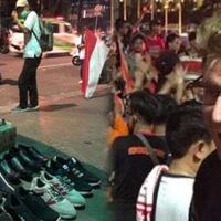 duh-santai-jualan-sepatu-ditengah-quotkericuhanquot-jurnalis-australia-bingung