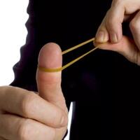 konyol-cuma-bermain-karet-gelang-seorang-pria-di-denda-rp3-juta-gan