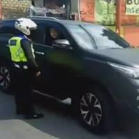 naif-mau-gagah-gagahan-kok-pakai-mobil-identitas-polisi