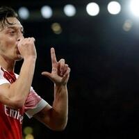 bagusan-mana-sih-sebenernya-ozil-atau-iniesta