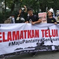 protes-anies-massa-bentangkan-spanduk-quotmaju-pantainya-sengsara-warganyaquot