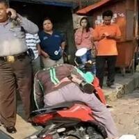 diduga-kelelahan-driver-ojol-meninggal-di-jok-motornya-jadi-viral