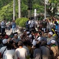 demo-di-mk-libatkan-anak-anak-ormas-fpi-cs-disemprot-kpai