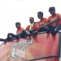 anies-akan-wajibkan-pns-dki-pakai-baju-persija-saat-kerja