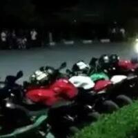 amatir-honda-jazz-gagal-drifting-deretan-motor-kawasaki-ninja-250-buyar-diseruduk