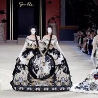keren-imajinasi-guo-pei-hadirkan-busana-kembar-siam-hingga-busana-dari-serat-nanas