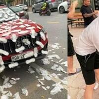hanya-di-china-mobil-parkir-sembarangan-malah-ditempeli-pembalut-wanita-bersayap