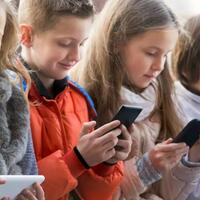 ide-brilian-seorang-ibu-agar-anak-balitanya-bisa-berhenti-bermain-hp