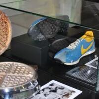 sebelum-menjadi-raksasa-industri-sneakers-nike-cetak-sol-sepatu-pakai-mesin-waffle