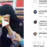 cari-sensasi-wanita-ini-sengaja-meremas-remas-mie-instan-sampai-hancur-di-swalayan
