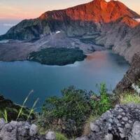 tidak-hanya-rinjani-ini-dia-gunung-lain-yang-bertopi-awan-cantik-dan-penyebabnya