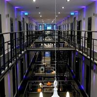 penginapan-ini-menawarkan-sensasi-tinggal-di-penjara-minat