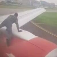 duh-tak-punya-tiket-pria-ini-quotnekatquot-naik-di-sayap-pesawat-boeing-737