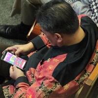 rapat-paripurna-anggota-dpr-ini-asyik-main-game-ratusan-lainnya-gak-hadir