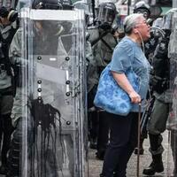 lihat-aksi-berani-nenek-ini-hadang-demonstran-dan-polisi-hongkong