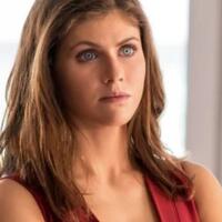 10-film--serial-tv-alexandra-daddario-bikin-pria-klepek-klepek