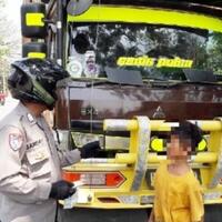 gak-nyangka-sopir-truk-fuso-yang-ditilang-polisi-ini-ternyata-masih-bocah