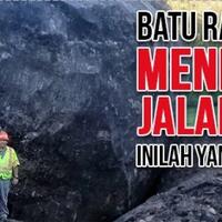 batu-raksasa-seberat-385-juta-kg-meluncur-menghadang-pengendara-jalan-tol-astaga
