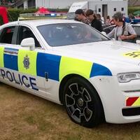 bukan-kaleng--kaleng-polisi-di-negara-ini-gunakan-supercar-untuk-patroli