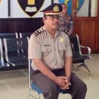 oknum-polisi-ketahuan-ngojek-di-jam-kerja-gajinya-kecil