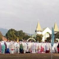 shalat-id-berlangsung-di-depan-gereja-umat-kristen-tunda-ibadah