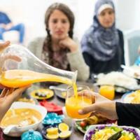 5-negara-ini-punya-aturan-makan-dan-minum-yang-aneh