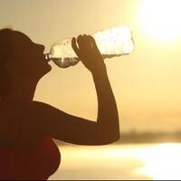 terlalu-banyak-air-putih-ternyata-berbahaya-perhatikan-8-tanda-ini-sebelum-terlambat