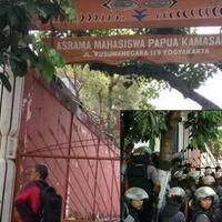 mencekam-pengepung-lempar-batu-listrik-asrama-mahasiswa-papua-dipadamkan