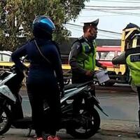 viral-polisi-tendang-pemotor-di-tangerang-ini-faktanya