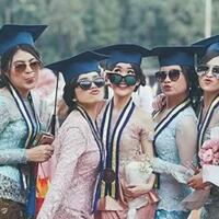 penggunaan-kebaya-saat-wisuda-antara-melestarikan-budaya-dan-selebritas-lebay