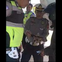 kisah-lucu-penjual-cilok-ini-ingin-beli-sim-polisi