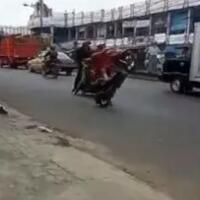 viral-video-mirip-emak-emak-standing-motor-di-depan-polantas-apa-ya-maksutnya