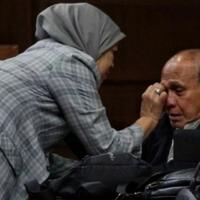 dipeluk-sang-istri-sidang-perdana-kivlan-zen-banjir-air-mata