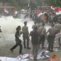 demo-rusuh-di-depan-kpk-karangan-bunga-dibakar-diwarnai-baku-hantam
