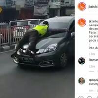 terjadi-lagi-polisi-nyangkut-di-kap-mobil-yang-diberhentikan