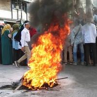 dikepung-asap-mahasiswa-demo-gubernur-riau-sambil-bakar-ban