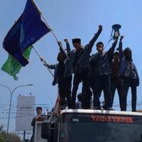 tolak-uu-kpk-baru-mahasiswa-dari-berbagai-daerah-geruduk-gedung-dprd