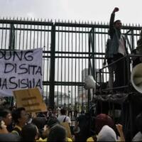 demo-di-dpr-mahasiswa-bentangkan-spanduk--gedung-ini-disita