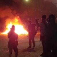 massa-mahasiswa-tembakkan-petasan-ke-polisi