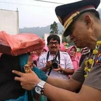 viral-gadis-penjual-onde-onde-menangis-saat-berpamitan-dengan-bapak-kapolres-kenapa