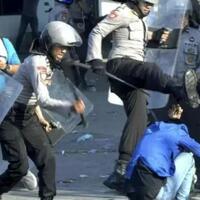 foto-bentrokan-saat-demo-mahasiswa-di-seluruh-indonesia