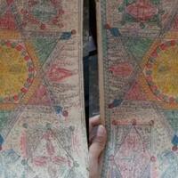 wanita-ini-menemukan-kertas-dengan-motif-tulisan-aneh-ada-yang-bilang-jimat-rajah